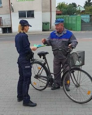 dzielnicowa rozdaje odblaski