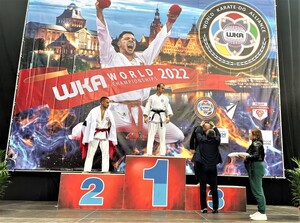policjant na podium podczas Mistrzostw Świata w karate