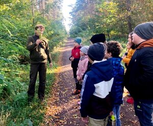 dzieci z leśnikiem w lesie