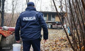 policjant sprawdza altanę z bezdomnymi