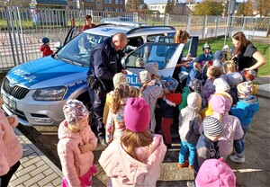 dzieci oglądają radiowóz