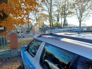 radiowóz przed cmentarzem