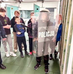 chłopiec przymierza sprzęt ochronny