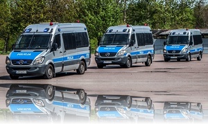 trzy pojazdy policyjne