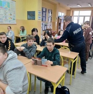 dzielnicowy rozdaje ulotki