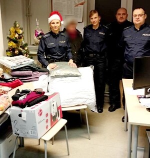 Policjanci z Posterunku w Wartkowicach na zdjęciu z obdarowaną