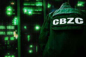człowiek w zielonej graficznej kurtce z napisem CBZG