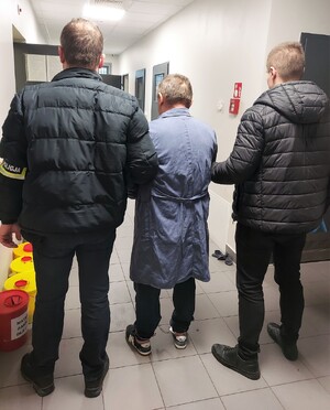 policjanci ze sprawcą zabójstwa