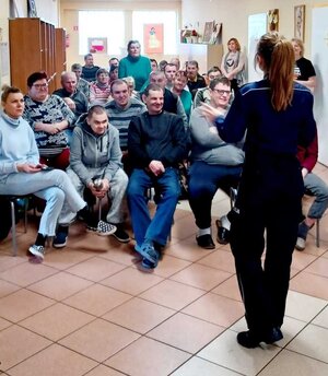 policjantka prowadzi prelekcję o metodach oszustw