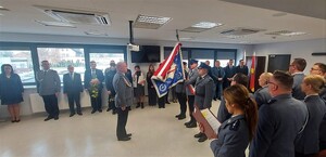 Komendant zdaje obowiązki meldując przy poczcie sztandarowym