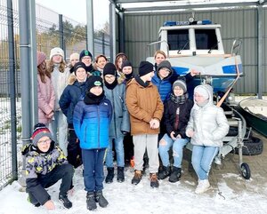 dzieci przy motorówce policynej