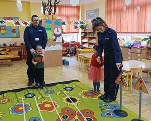 dzieci uczą się przechodzić na druga stronę ulicy