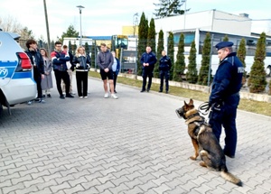 przewodnik psa opowiada słuchaczom o szkoleniu