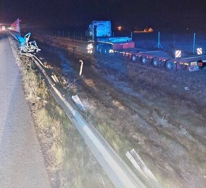 pojazd na pasie zieleni po zdarzeniu drogowym.