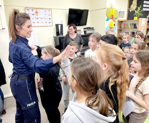 policjantka rozmawia z dziećmi