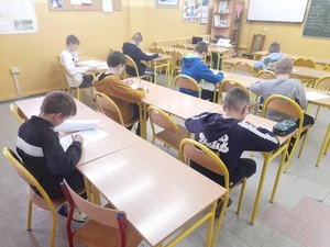 dzieci piszą test wiedzy