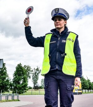 policjantka z tarczą do zatrzymywania