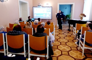 dzielnicowy rozmawia z mieszkańcami