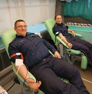 policjanci oddają krew