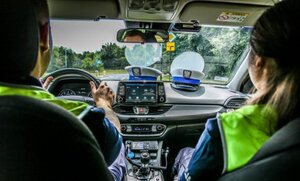 policjanci w radiowozie