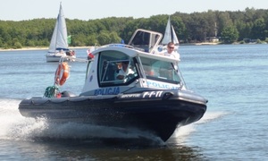 policjanci na łodzi
