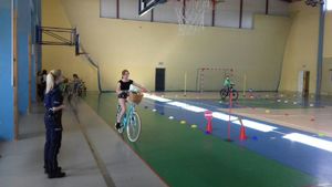 uczniowie pokonujący tor przeszkód na rowerze