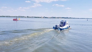 policjanci oraz ratownicy medyczni na motorówkach służbowych podczas patrolu wodnego na Jeziorsku