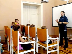 policjantka rozmawia z dziećmi o bezpieczeństwie