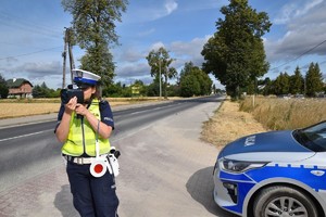 policjantka kontroluje prędkość