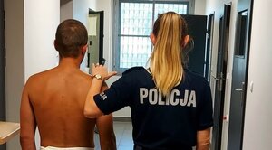 Policjantka z zatrzymanym w policyjnym areszcie.