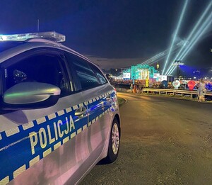 Policjanci zabezpieczają koncert w Uniejowie