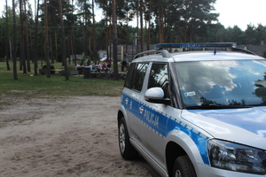 policjanci z dziećmi, podczas zabezpieczenia koncertu, policjanci pełniący służbę na drodze