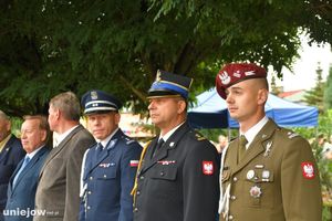 żołnierze składają przysięgę, sztandar, flaga i godło Polski.