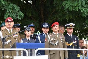 żołnierze składają przysięgę, sztandar, flaga i godło Polski.