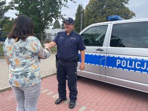 Policjant rozdający odblaski.