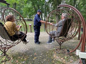 Policjant rozdający odblaski.