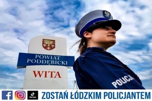 Policjantka na tle znaku &quot;Powiat poddębicki&quot;.