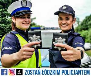 Policjantki trzymające w dłoni legitymację służbową.