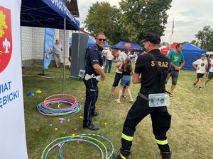 Policjanci podczas pikniku.