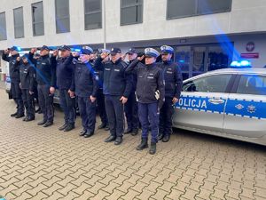 Policjanci oddają hołd.