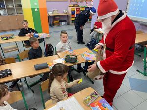 Święty Mikołaj rozdaje odblaski.