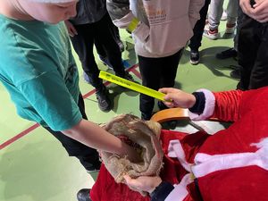 Święty Mikołaj rozdaje odblaski.