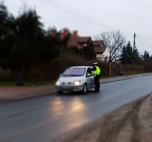 Policjanci sprawdzający trzeźwość kierowców.