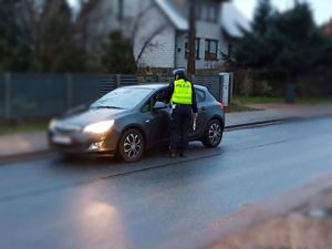 Policjanci sprawdzający trzeźwość kierowców.