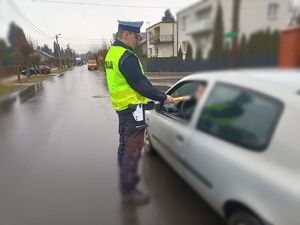 Policjanci sprawdzający trzeźwość kierowców.