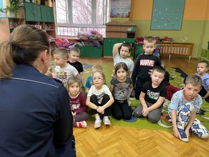 Policjantki podczas spotkania z przedszkolakami.