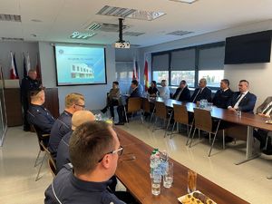 Funkcjonariusze i zaproszeni goście na sali konferencyjnej.