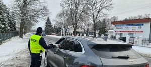 Policjanci rozdają serduszka.