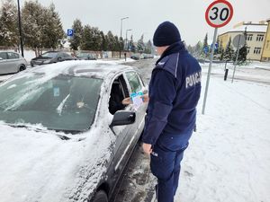 Policjanci rozdają serduszka.