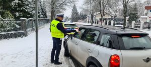 Policjanci rozdają serduszka.